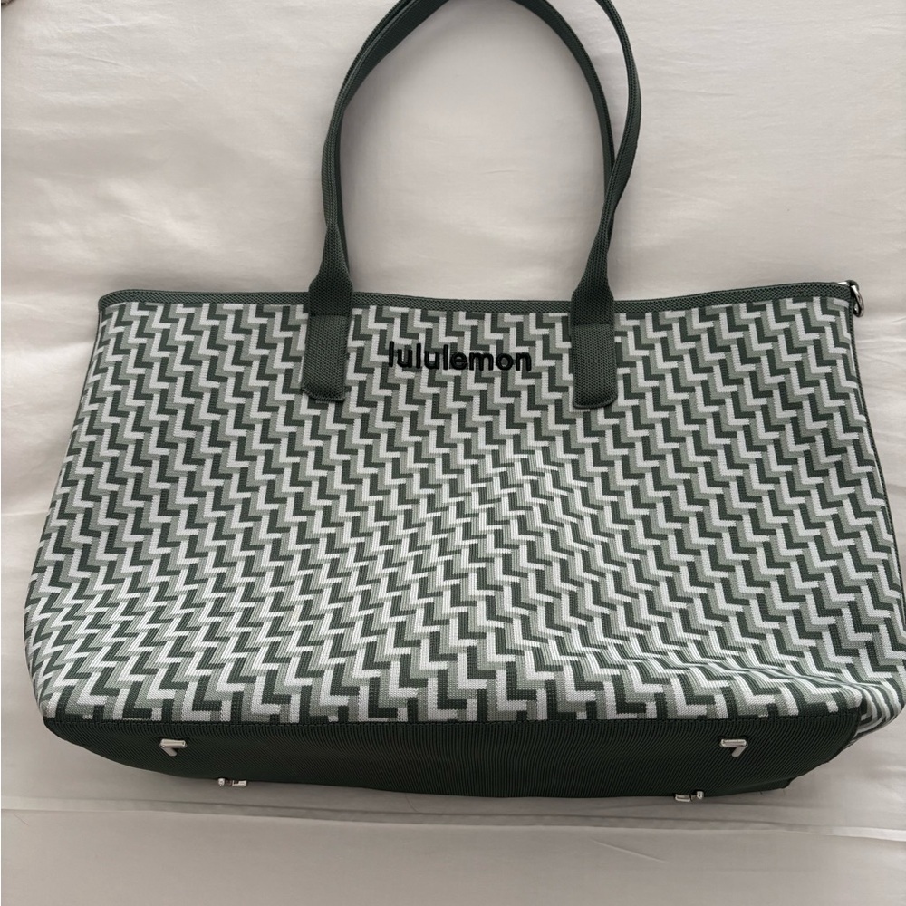 lululemon athletica Zigzag Tote in Green and White